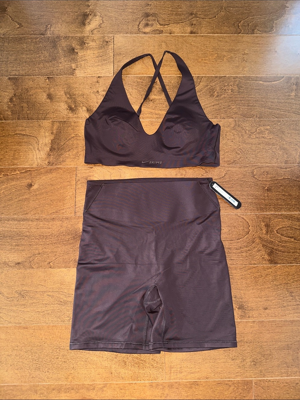NikeSKIMS SHINE V-NECK BRA + BONDED WAIST 5” BIKER SHORT PHOENIX MEDIUM